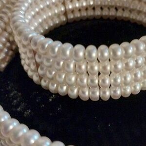 Choker collar and bracelet Pearl set. 600 pearls total setting 14 karat gold.